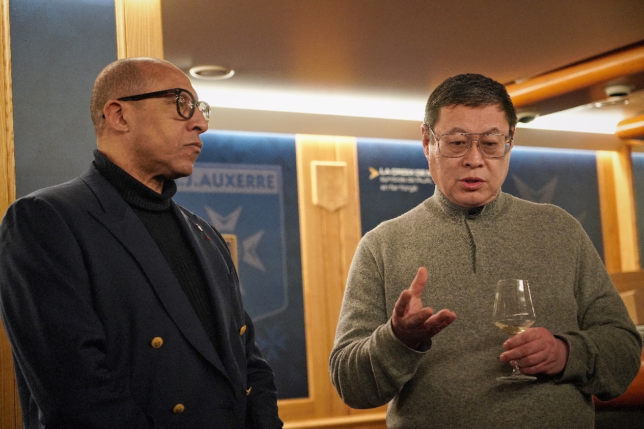 法國(guó)足協(xié)主席迪亞洛做客歐塞爾，并與董事會(huì)主席周云杰會(huì)晤