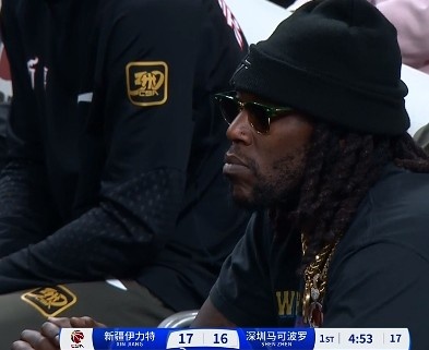 哦呦？你來了！新疆新外援哈雷爾場邊觀戰(zhàn)新疆主場vs深圳的比賽