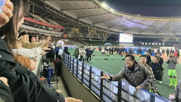 中國香港明星足球隊40載巡回賽樂山站，1-2不敵海浪明星足球隊