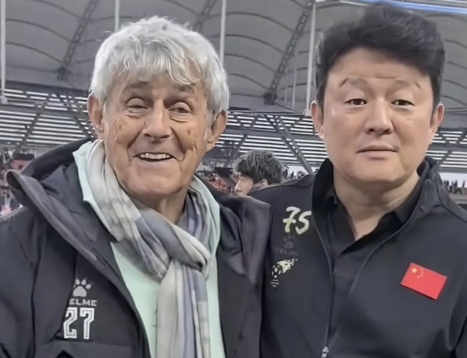 有點(diǎn)像？米盧差點(diǎn)將青島籍演員張磊誤認(rèn)為是孫繼海