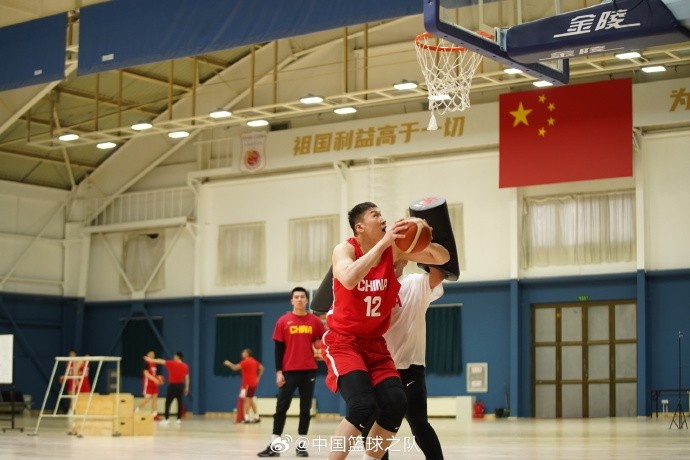 中國籃球之隊官博：大塊頭 大能量 祝李炎哲25歲生日快樂！