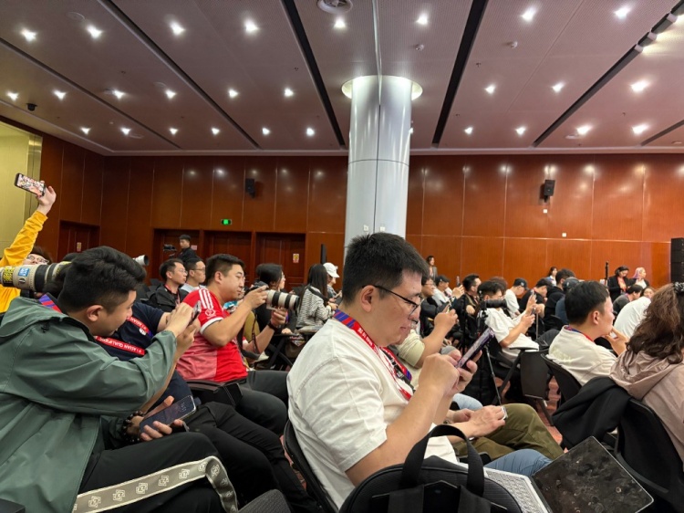 萬眾矚目！記者擠滿國足賽前新聞發(fā)布廳，賽場記者預(yù)計(jì)超300人