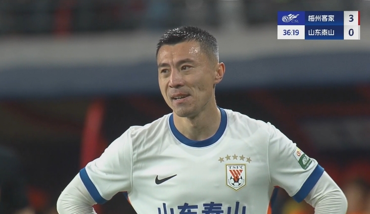 34分鐘0-3落后！36歲鄭錚苦笑36歲大雷沮喪 替補席黃政宇神態(tài)輕松