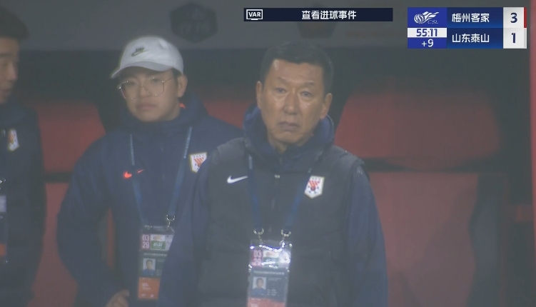 半場1-3落后遞補(bǔ)隊！場邊的崔康熙表情焦急